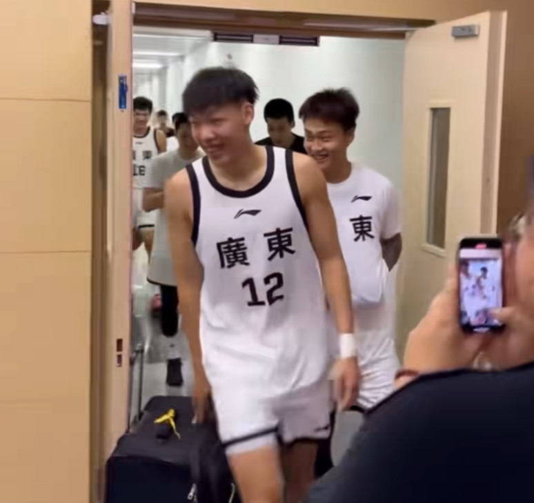 在赵睿还效, 毕竟都是老 在赵睿还效, 毕竟都是老