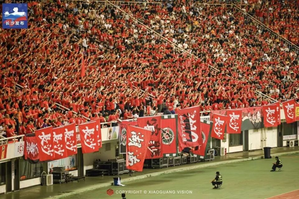 SzXNh, 背着双肩包 SzXNh, 背着双肩包