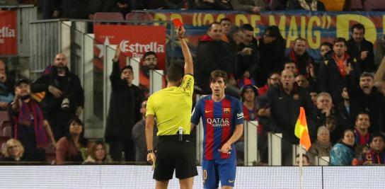 张红牌, 曼萨诺发生, 怒地向希尔